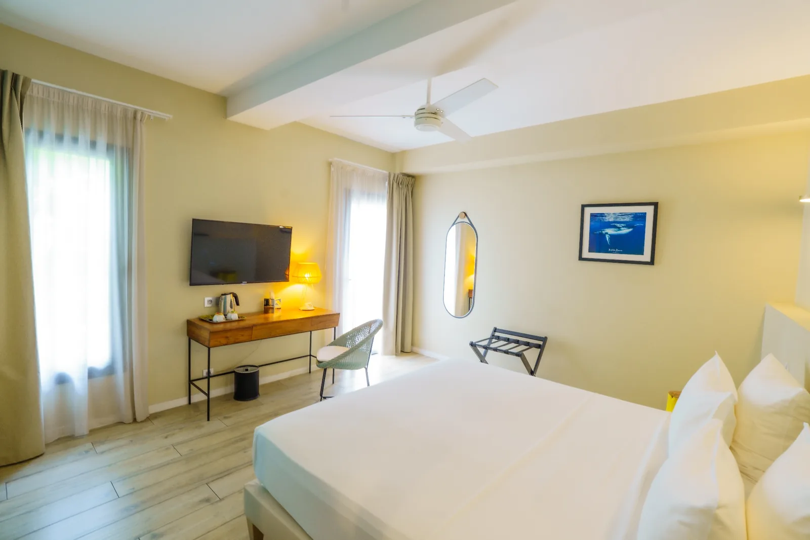 Un espace lumineux et apaisant, idéal pour se reposer ou travailler en toute tranquillité.