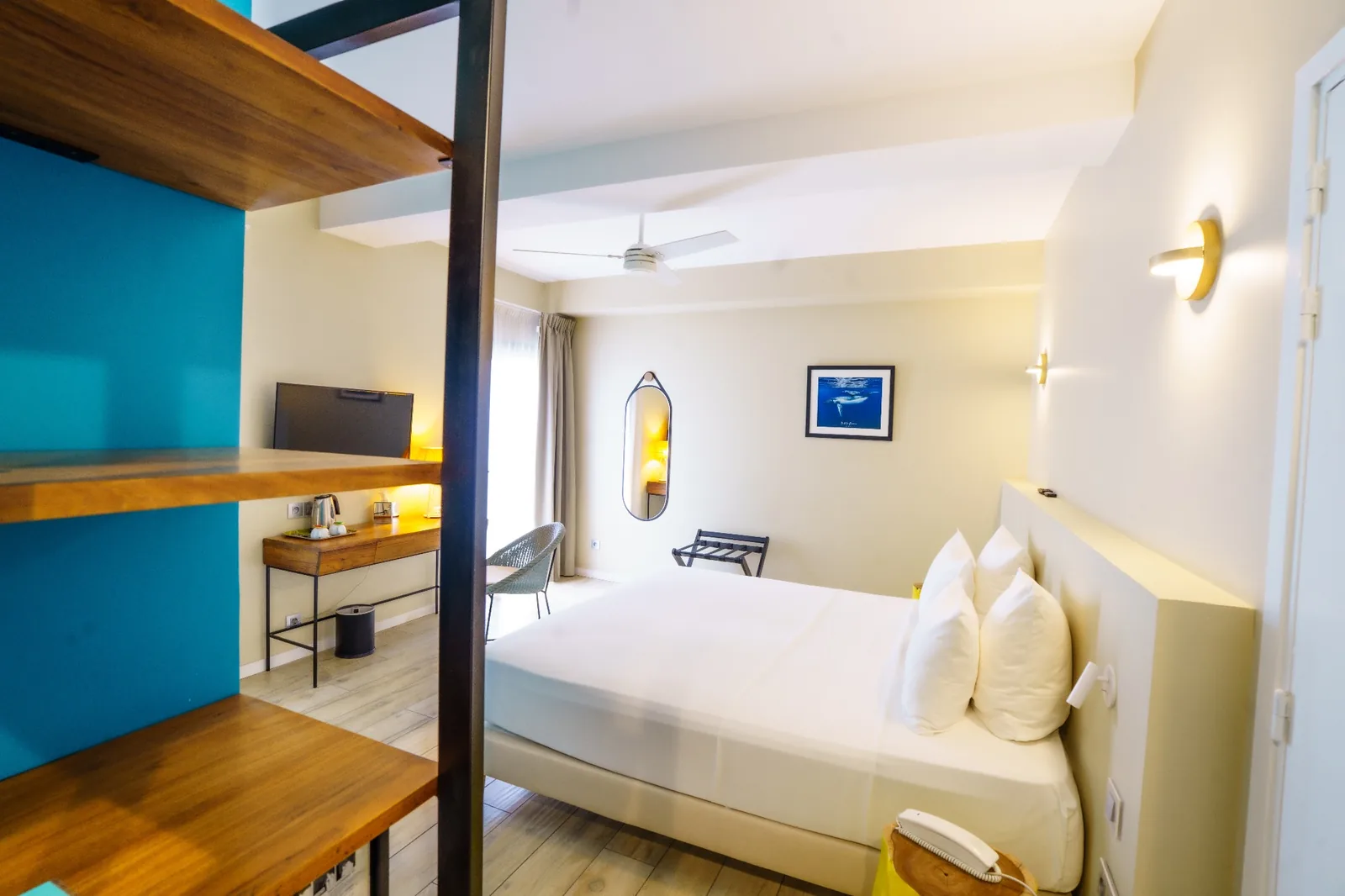 Une chambre jardin lumineuse et élégante, pensée pour le repos et le confort.