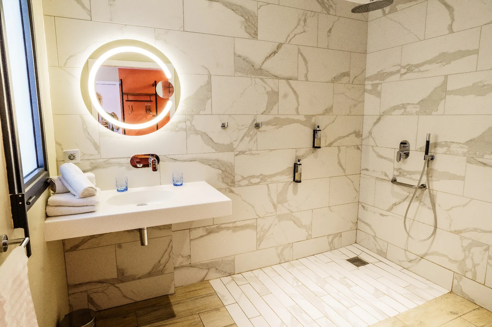 Une salle de bain élégante et contemporaine, pensée pour le confort au quotidien.