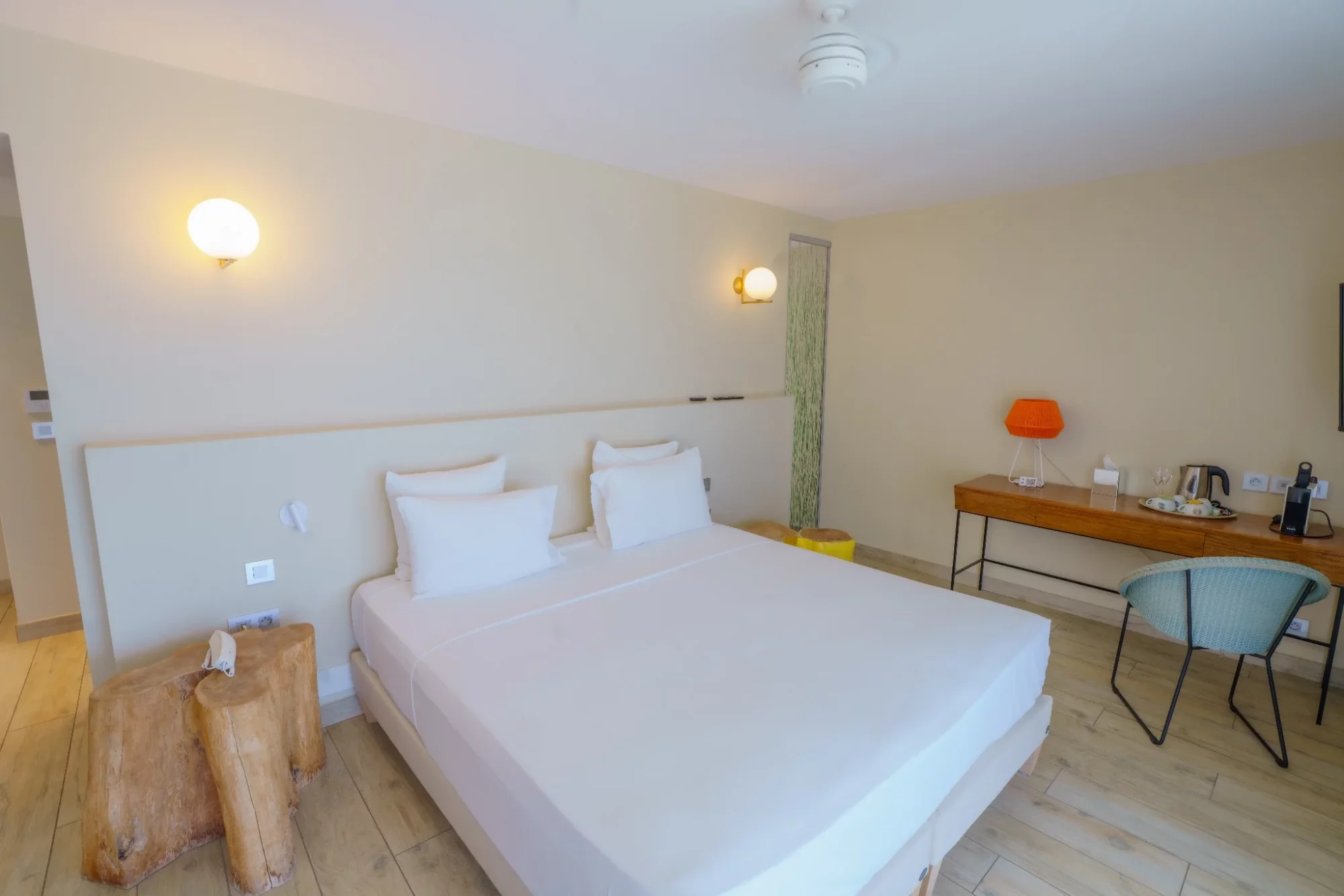 Espace nuit et bureau au design épuré dans la Chambre Océan