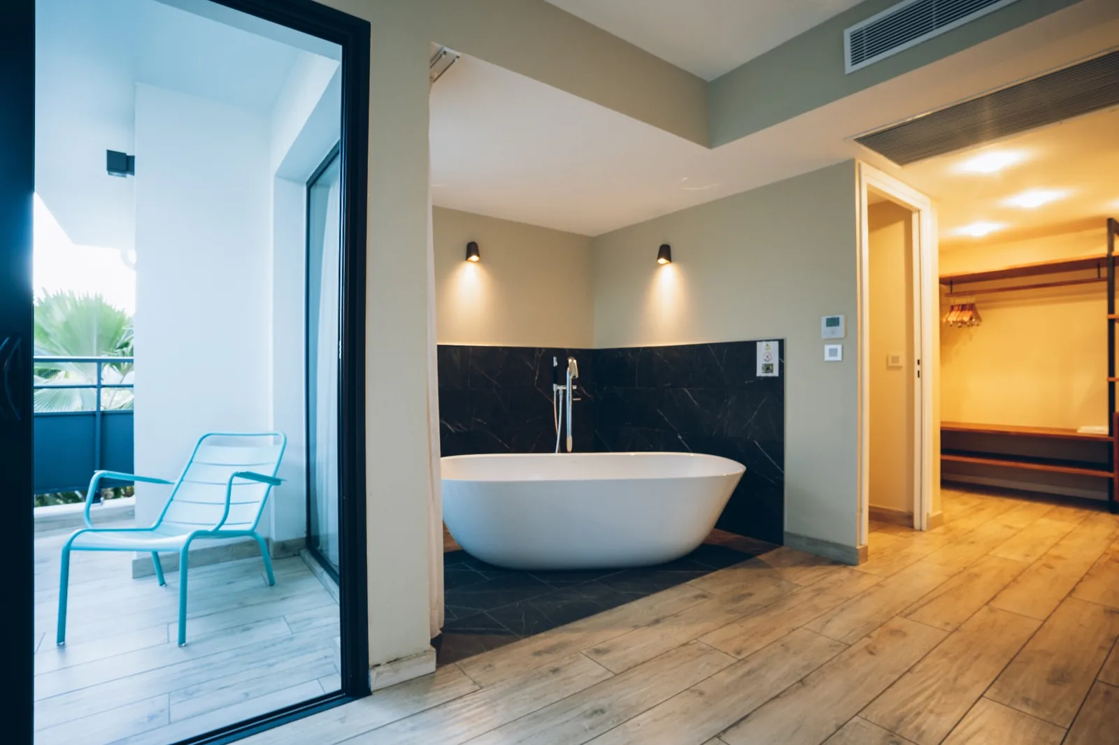 Une baignoire îlot élégante, ouverte sur l’espace et la terrasse.