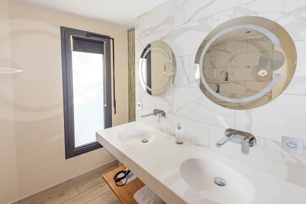 Salle de bain contemporaine avec double vasque et miroirs lumineux – Chambre Supérieure.