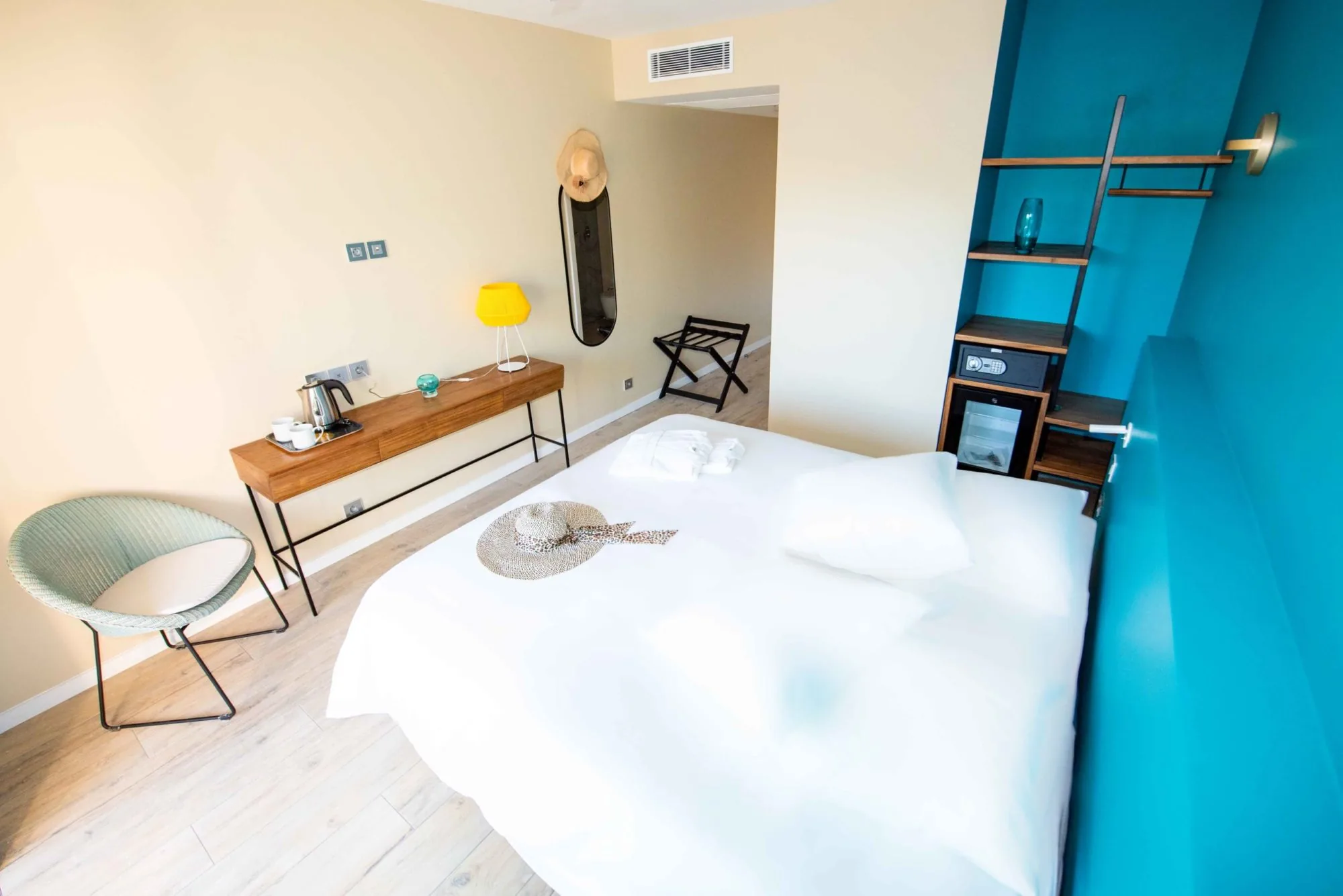 Chambre Supérieure à la décoration contemporaine avec mur bleu – Hôtel 2A.