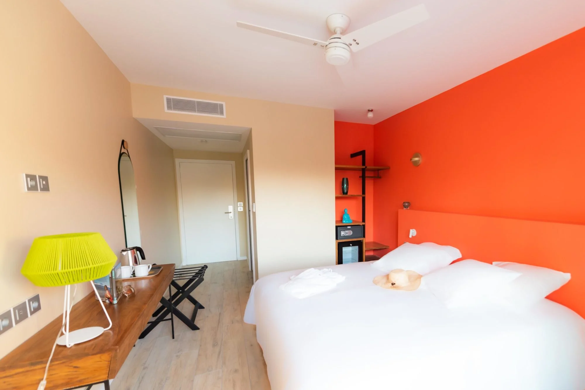 Chambre Supérieure à l’Hôtel 2A avec mur terracotta et décoration contemporaine.Chambre Supérieure à l’Hôtel 2A avec mur orange et décoration contemporaine.