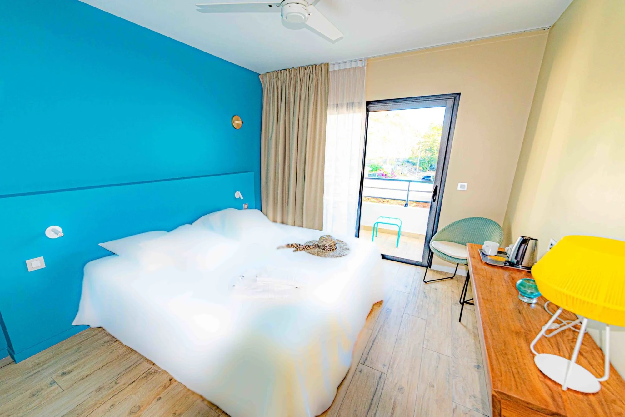 Vue du lit et de la terrasse d’une Chambre Supérieure à l’Hôtel 2A.