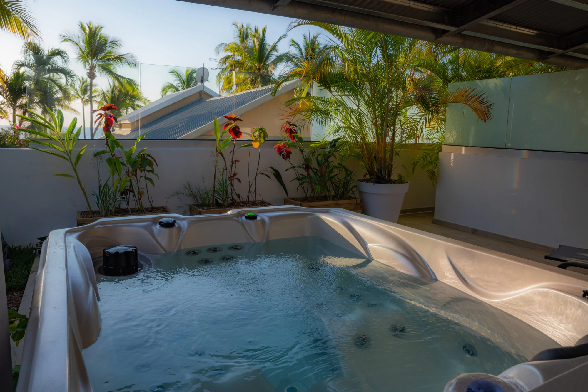 Jacuzzi privatif au cœur d’un environnement tropical