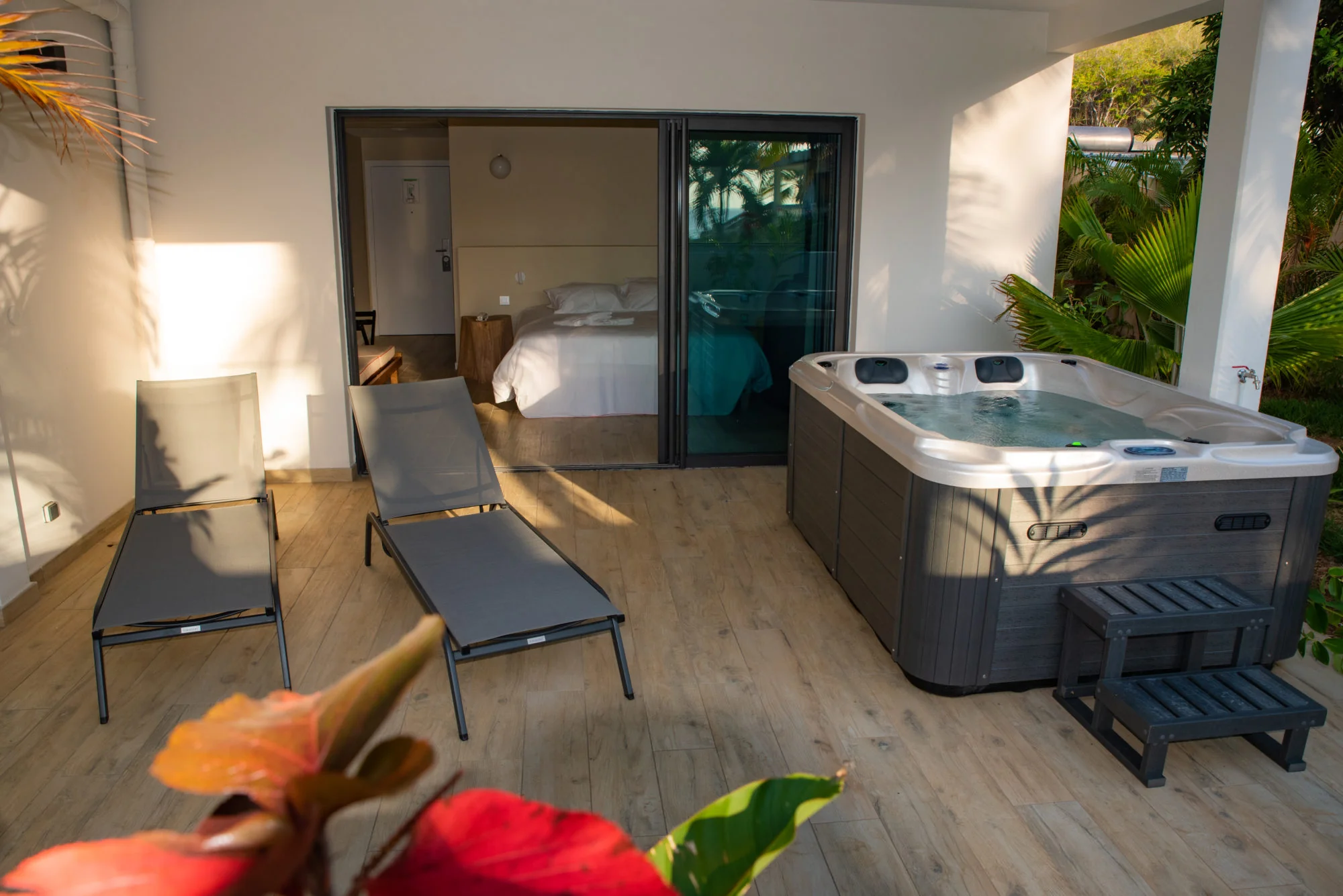 Terrasse privée avec jacuzzi de la Chambre Tropicale