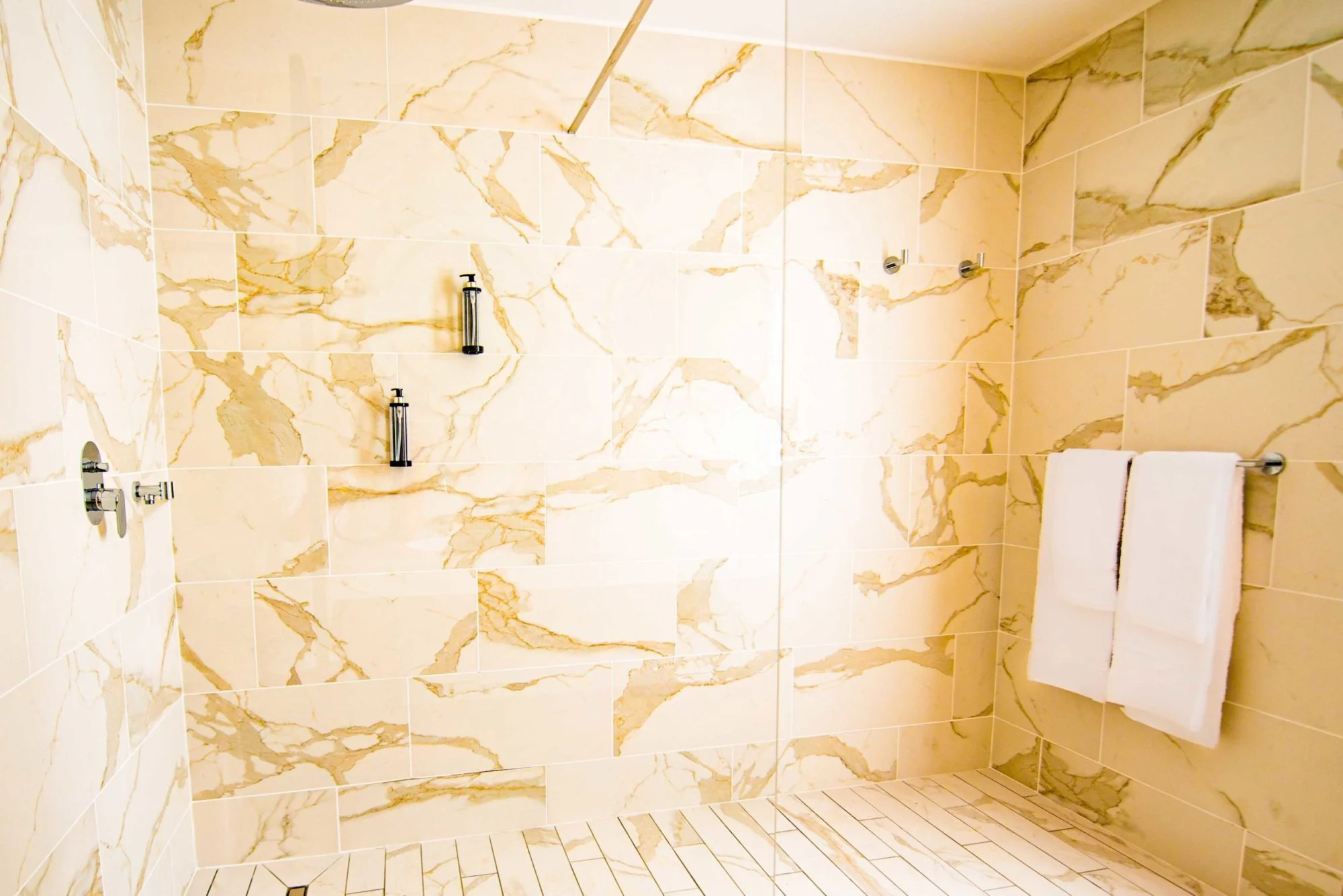 Douche à l’italienne au design élégant dans la Chambre Tropicale