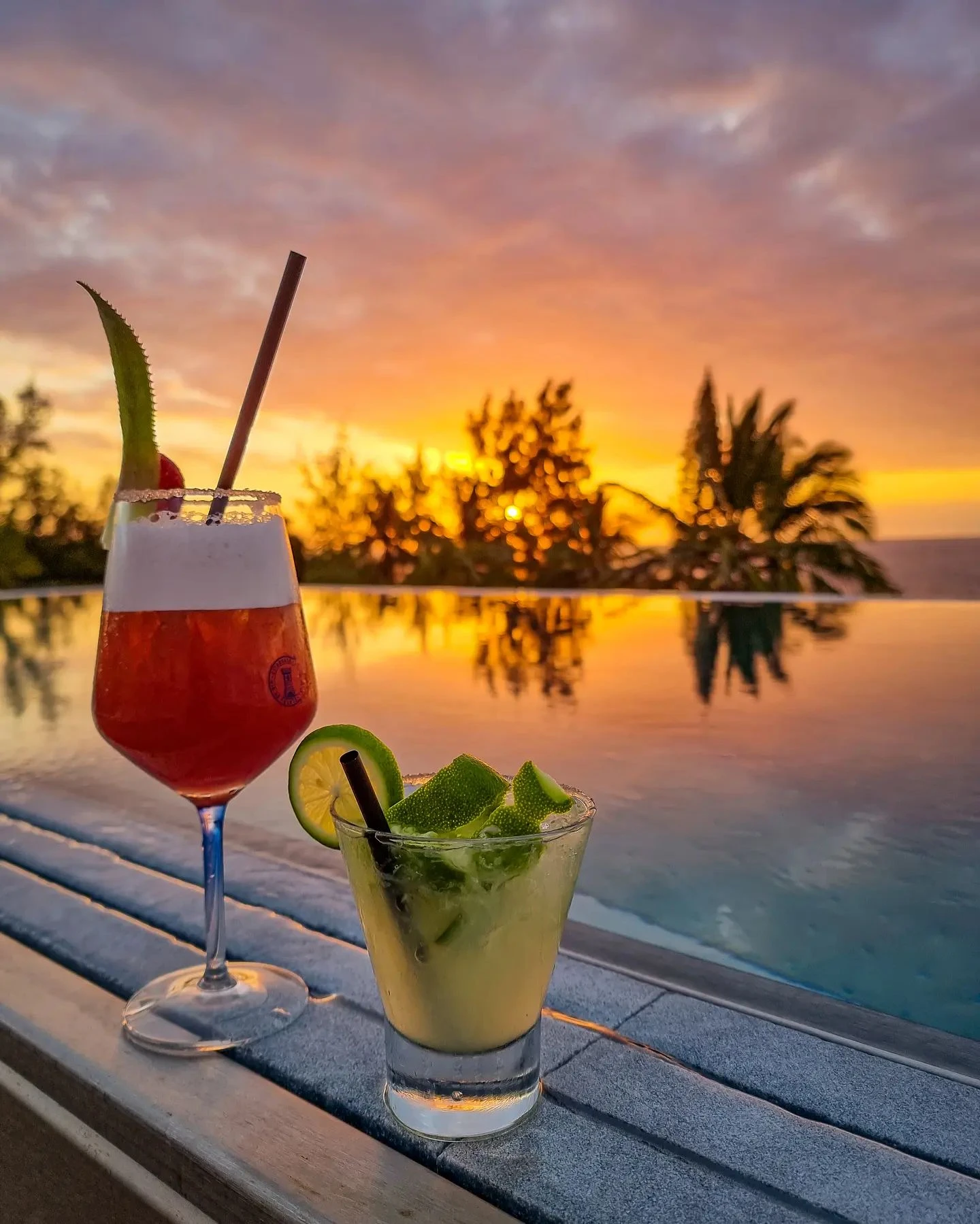 Cocktails signature sur le rooftop de l’Hôtel 2A face au coucher de soleil à Boucan Canot.