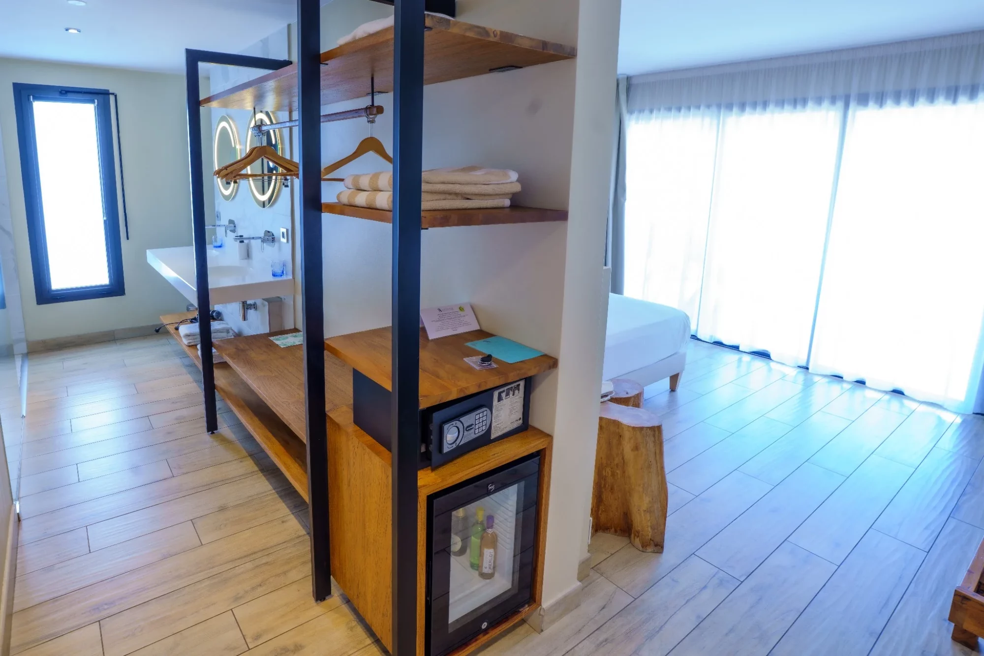 Espace dressing et salle de bain ouverte de la Chambre Deluxe
