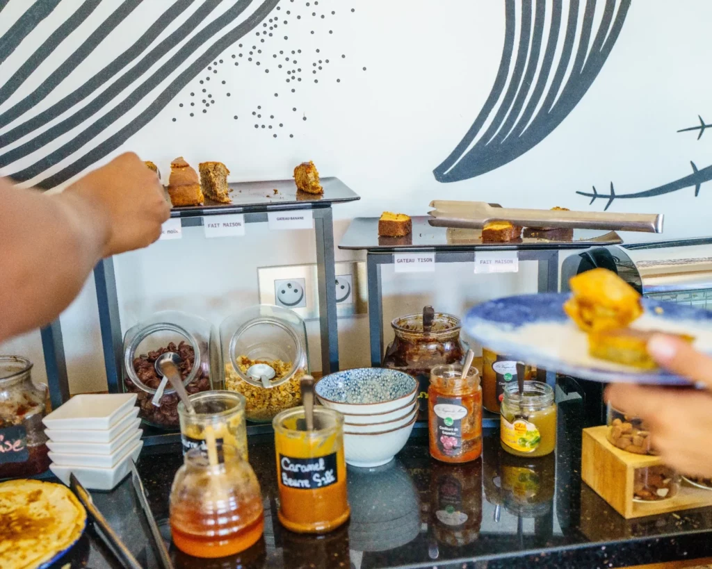 Petit-déjeuner servi sur le rooftop de l’Hôtel 2A à Boucan Canot, produits faits maison