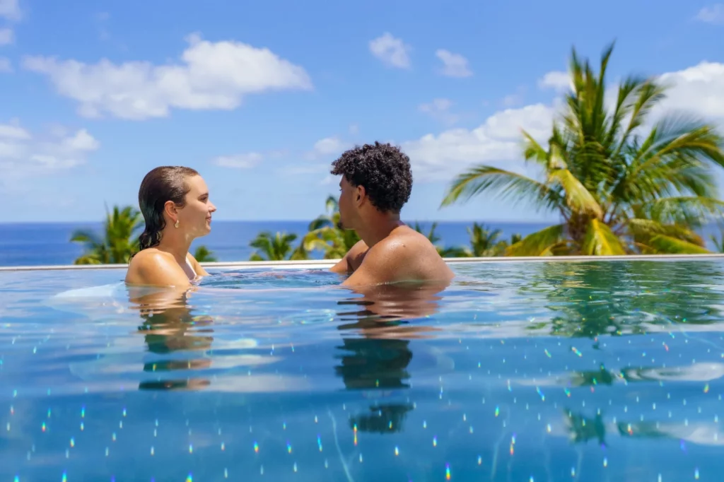 Couple profitant de la piscine du rooftop de l’Hôtel 2A avec vue sur l’océan à Boucan Canot