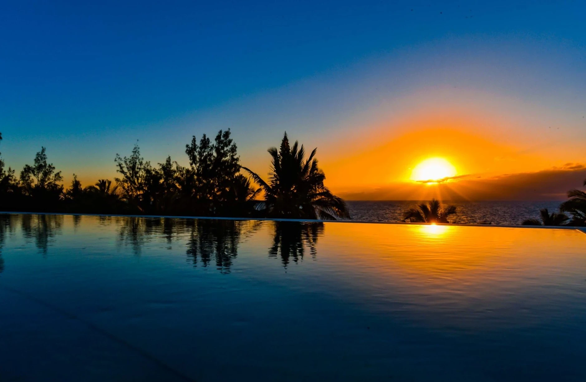 Coucher de soleil sur l’océan depuis la piscine du Boutik Hôtel 2A – Boucan Canot.