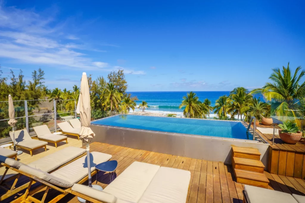 Piscine du rooftop de l’Hôtel 2A avec vue sur l’océan Indien à Boucan Canot