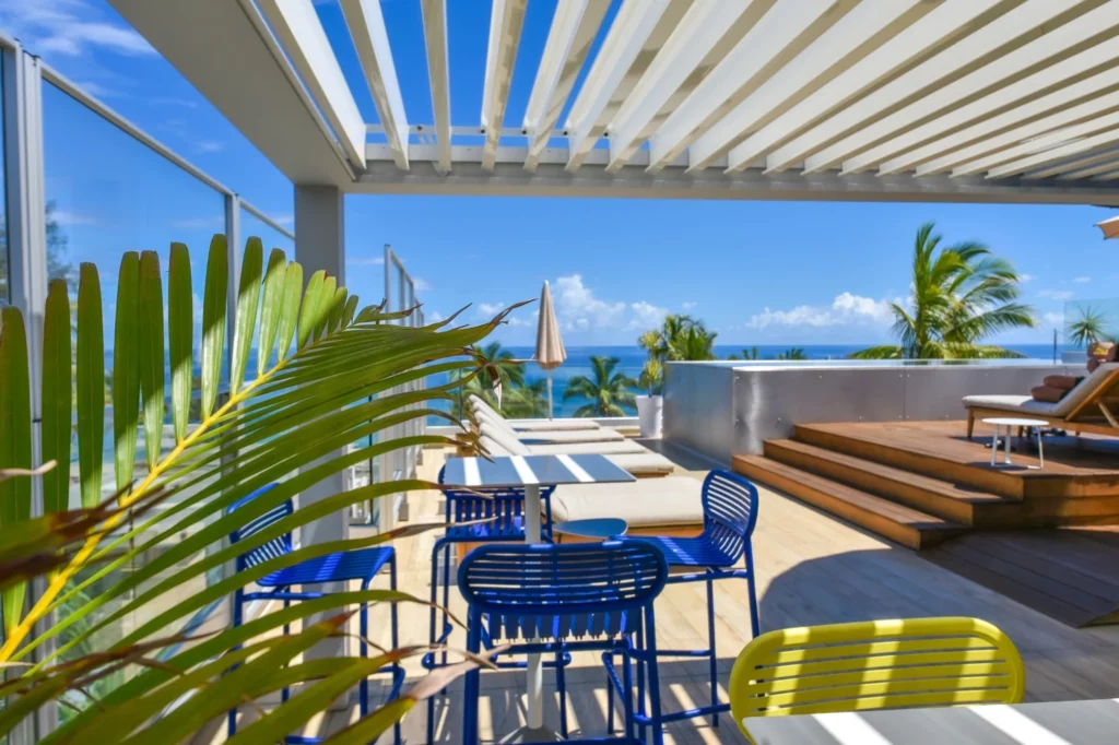 Terrasse du rooftop de l’Hôtel 2A à Boucan Canot, espace détente avec vue sur l’océan