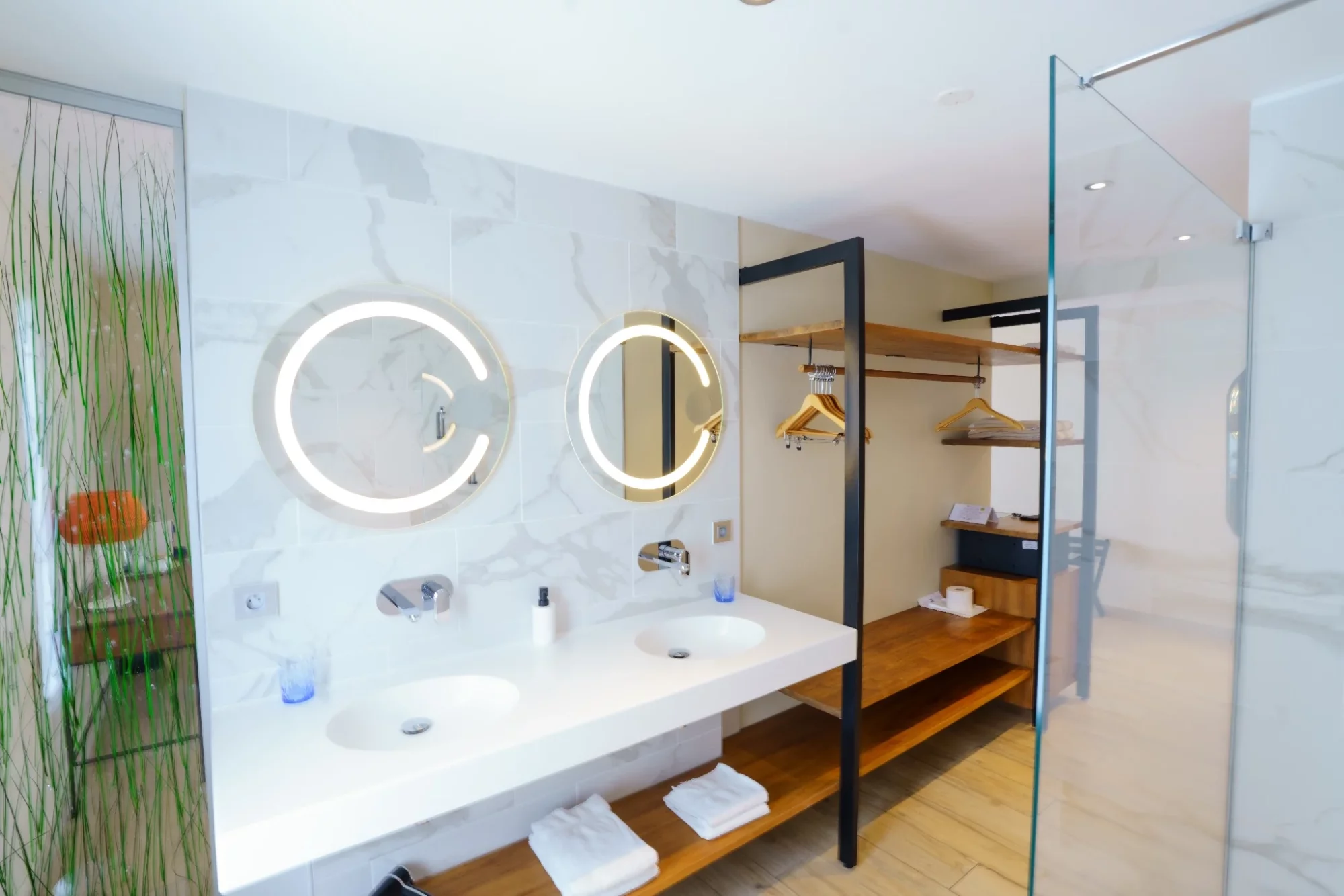 Salle de bain moderne et lumineuse de la Chambre Océan