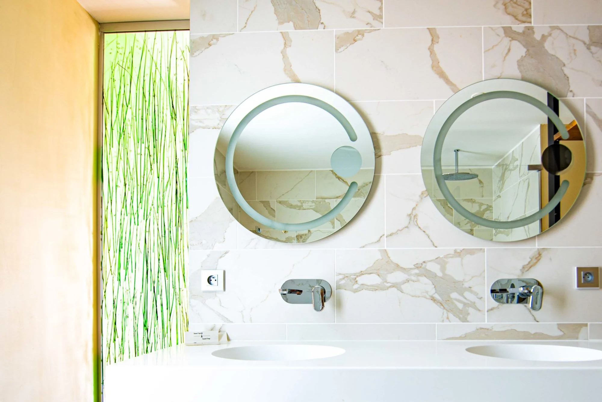 Salle de bain élégante et lumineuse de la Chambre Tropicale