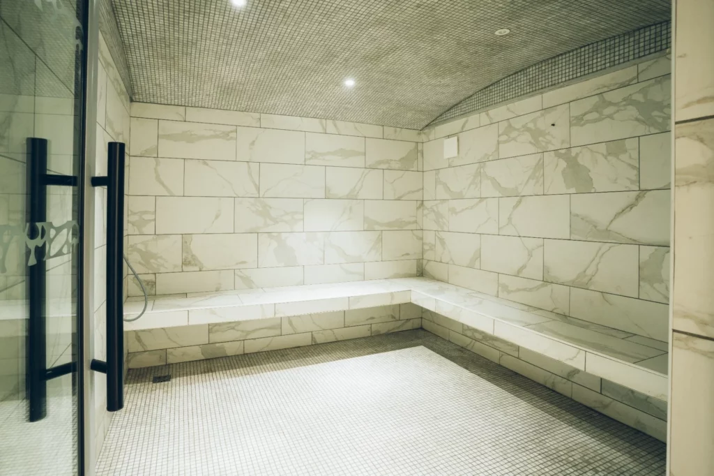 Hammam du spa de l’Hôtel 2A à Boucan Canot, espace bien-être en pierre naturelle